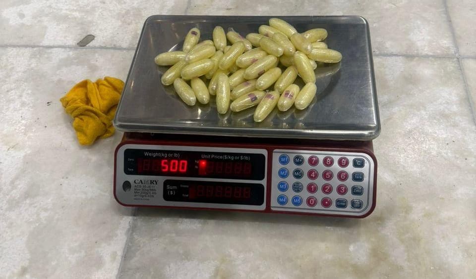 ኮኬይን በረቀቀ መንገድ ለማስተላለፍ የሞከረች ተያዘች